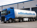 AdBlue Tankwagen mit adbluekaufen.de Logo auf dem Tankauflieger